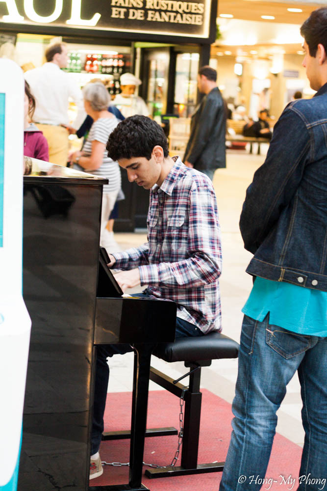 Gare Montparnasse, on peut jouer du piano en attendant son train !